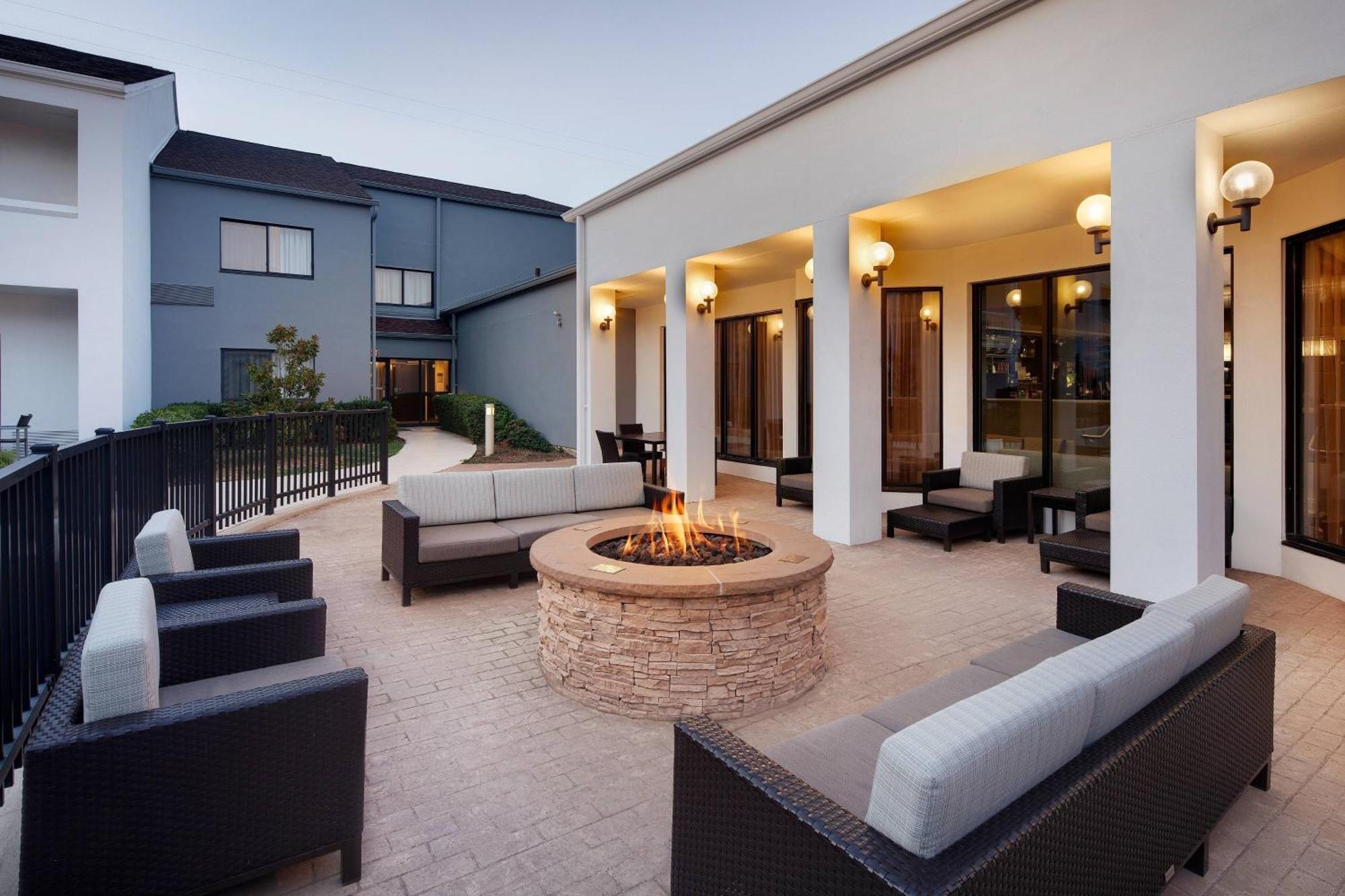 Courtyard Dallas Addison Midway Esterno foto